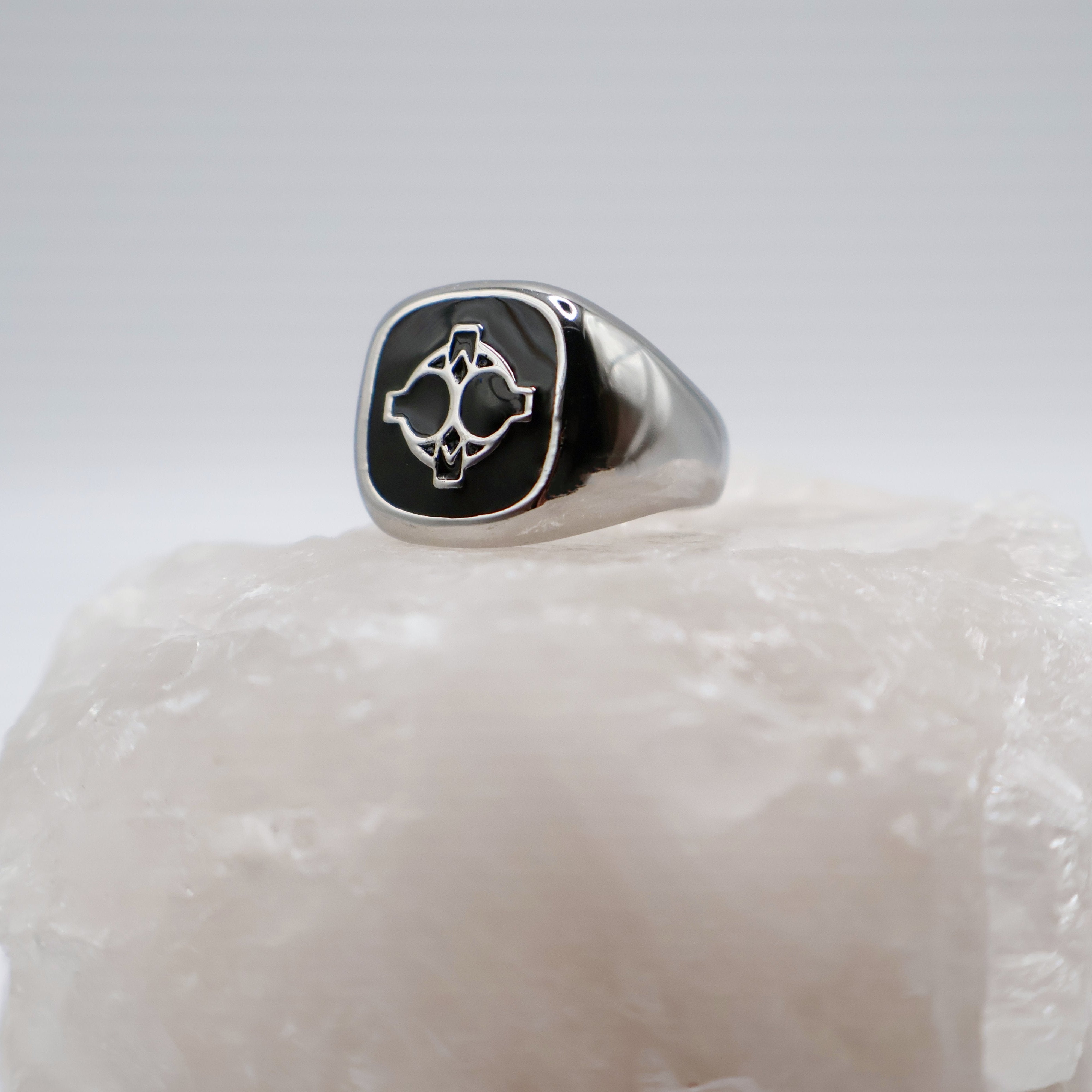 Charmed Signet Ring Wide (Silver)