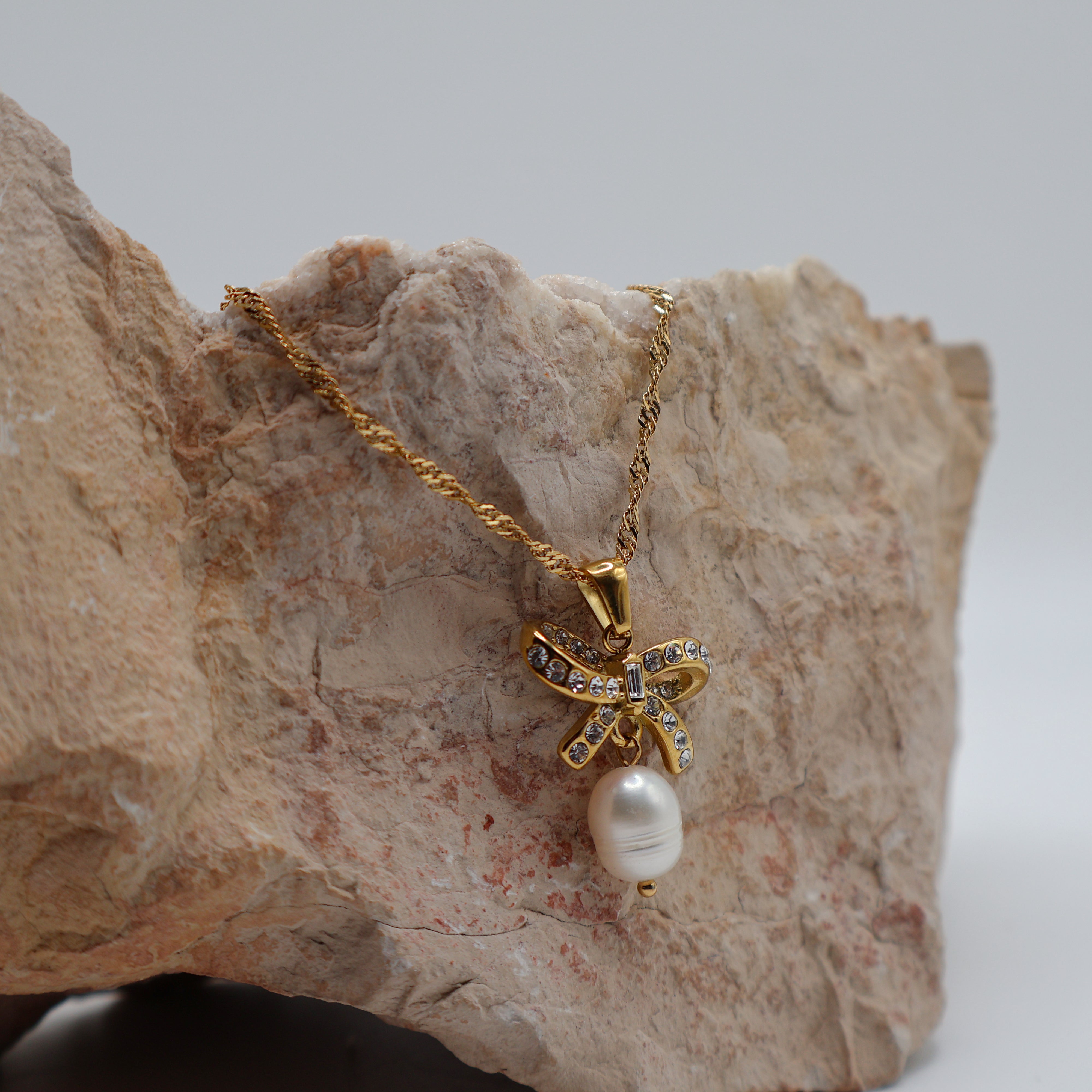 Bow Pearl Necklace (Gold)